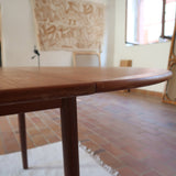 Table ronde extensible en teck massif Gudme Møbelfabrik Danemark années 60, pieds fuseau, label Danish Furniture Makers Quality Control