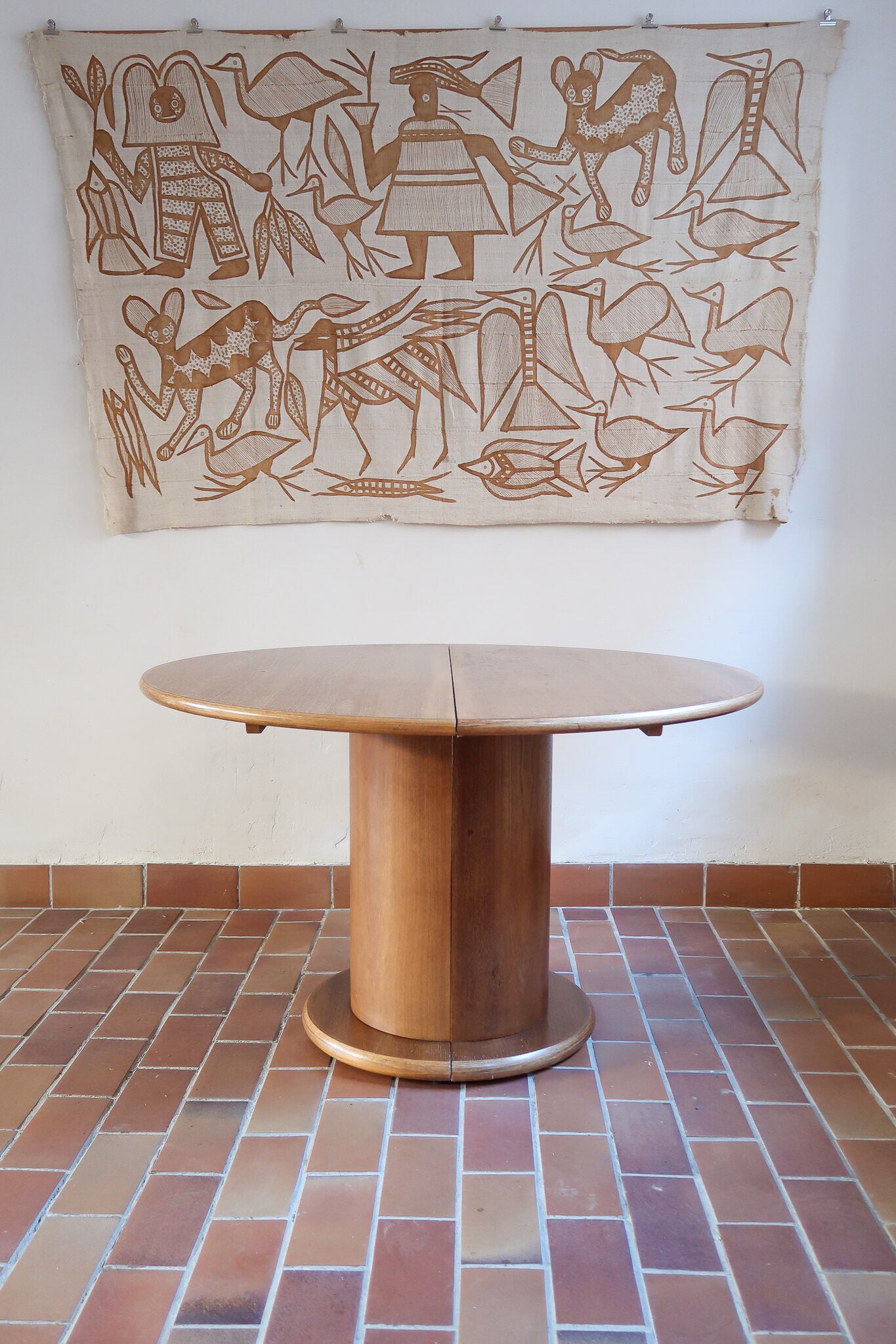 Table ronde vintage en bois blond, années 90, plateau de 118 cm posé sur un gros fût cylindrique plein cerclé d'une base ronde en retrait, esprit Art déco