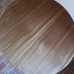 Table ronde vintage en bois blond, années 90, plateau de 118 cm posé sur un gros fût cylindrique plein cerclé d'une base ronde en retrait, esprit Art déco