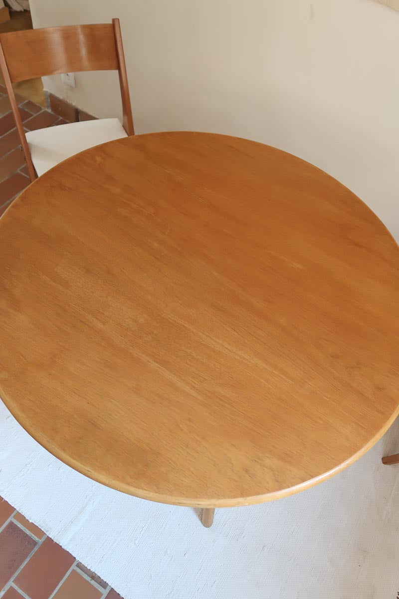 Table ronde vintage en rotin et bois clair, années 70, piètement tressé avec ligatures, plateau en bois patiné.