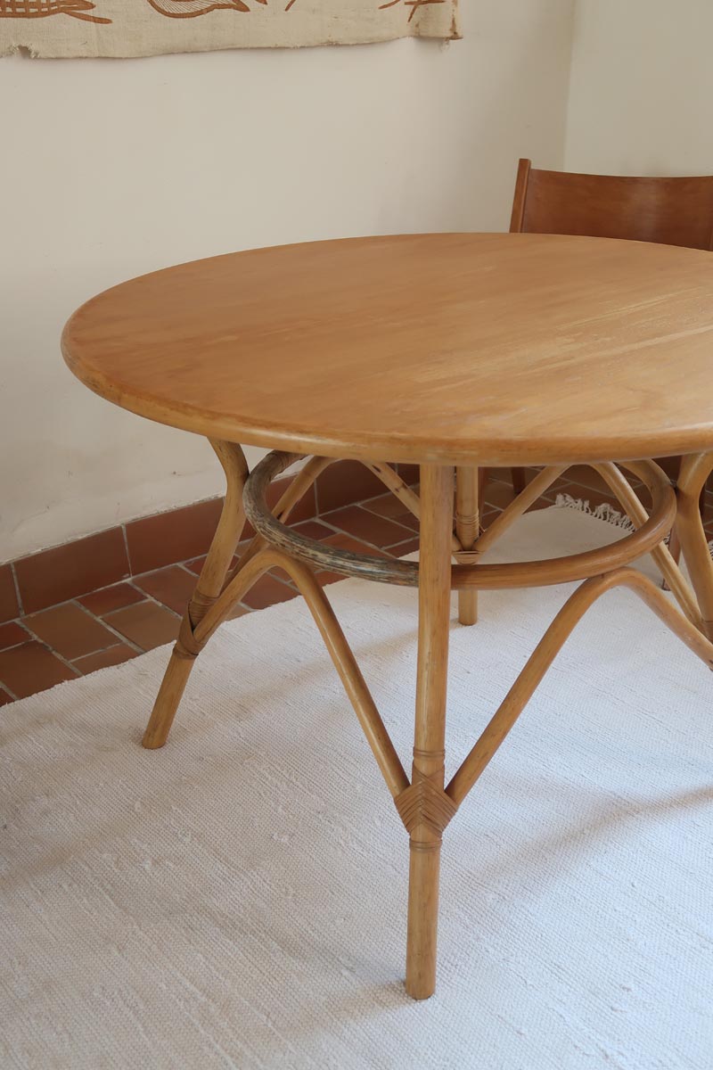 Table ronde vintage en rotin et bois clair, années 70, piètement tressé avec ligatures, plateau en bois patiné.