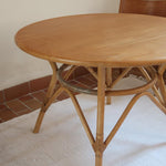 Table ronde vintage en rotin et bois clair, années 70, piètement tressé avec ligatures, plateau en bois patiné.