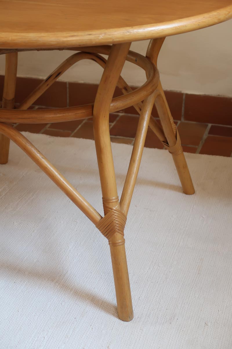 Table ronde vintage en rotin et bois clair, années 70, piètement tressé avec ligatures, plateau en bois patiné.