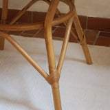 Table ronde vintage en rotin et bois clair, années 70, piètement tressé avec ligatures, plateau en bois patiné.