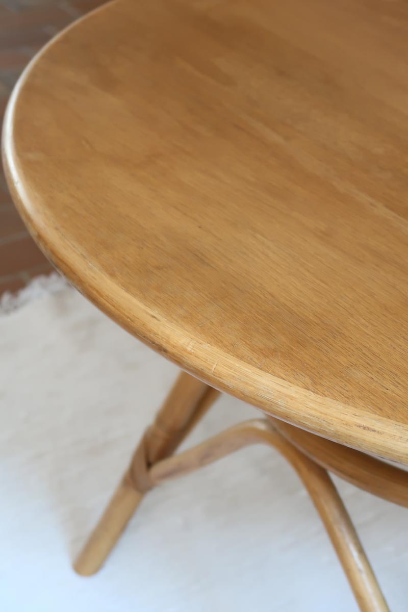 Table ronde vintage en rotin et bois clair, années 70, piètement tressé avec ligatures, plateau en bois patiné.