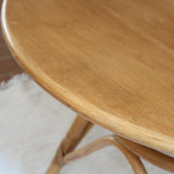 Table ronde vintage en rotin et bois clair, années 70, piètement tressé avec ligatures, plateau en bois patiné.