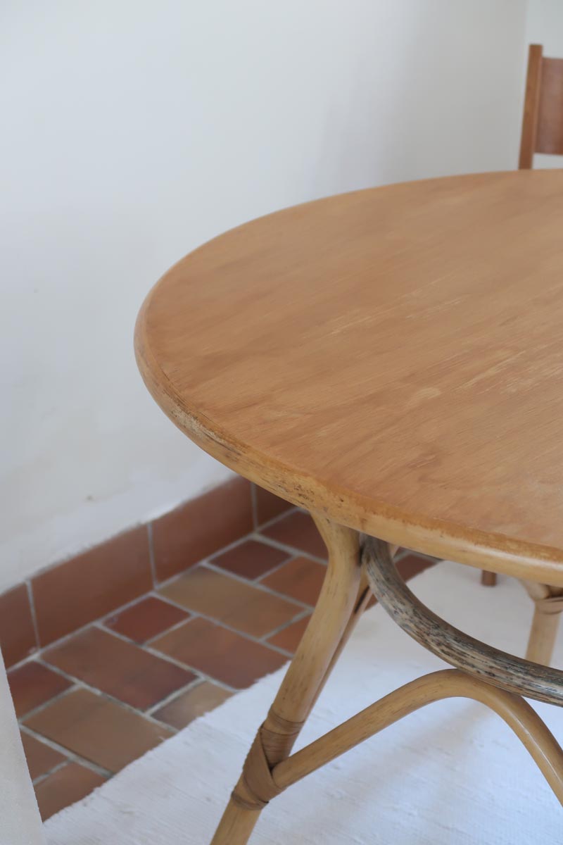 Table ronde vintage en rotin et bois clair, années 70, piètement tressé avec ligatures, plateau en bois patiné.