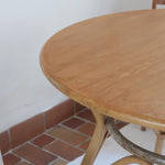 Table ronde vintage en rotin et bois clair, années 70, piètement tressé avec ligatures, plateau en bois patiné.