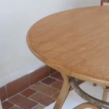 Table ronde vintage en rotin et bois clair, années 70, piètement tressé avec ligatures, plateau en bois patiné.