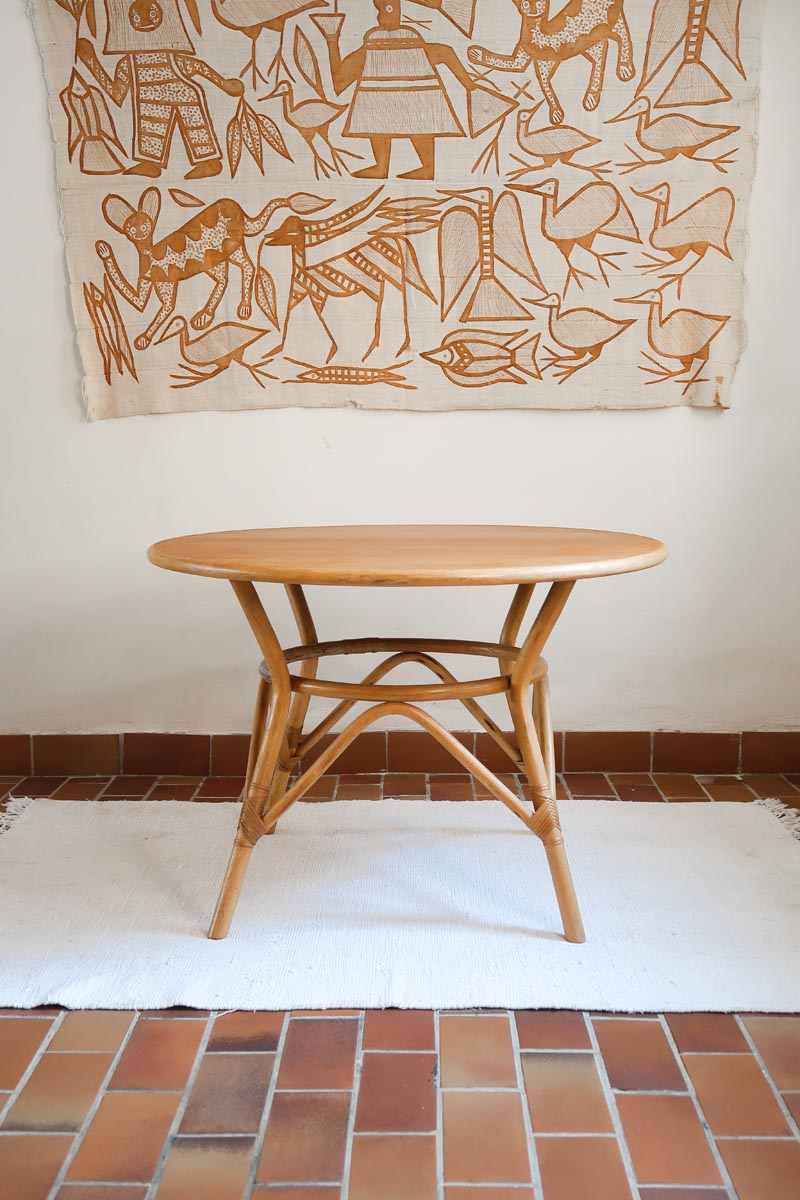 Table ronde vintage en rotin et bois clair, années 70, piètement tressé avec ligatures, plateau en bois patiné.