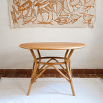 Table ronde vintage en rotin et bois clair, années 70, piètement tressé avec ligatures, plateau en bois patiné.