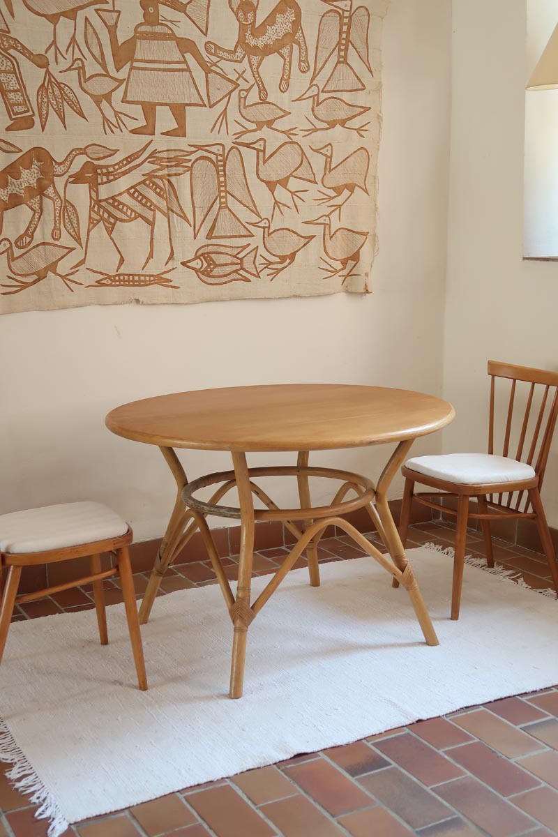 Table ronde vintage en rotin et bois clair, années 70, piètement tressé avec ligatures, plateau en bois patiné.