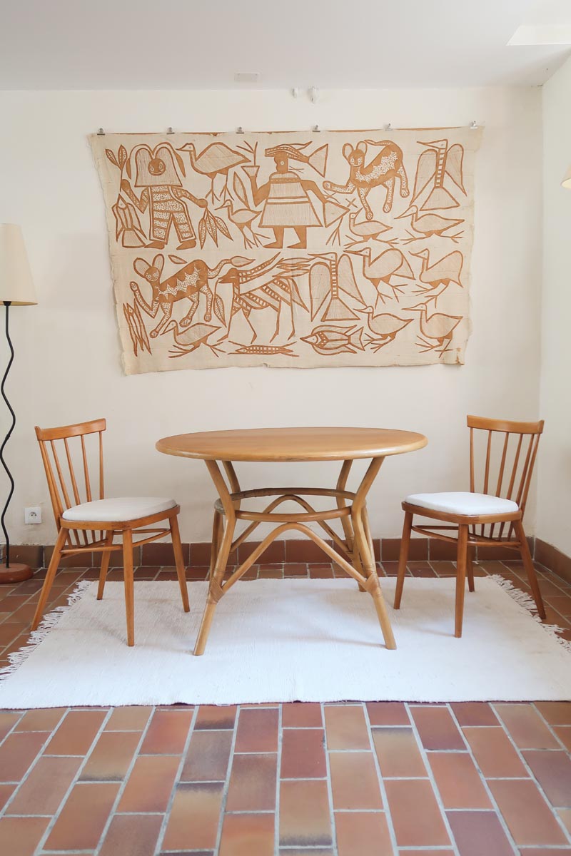 Table ronde vintage en rotin et bois clair, années 70, piètement tressé avec ligatures, plateau en bois patiné.