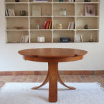 Table ronde vintage en orme massif années 80, prototype jamais produit, plateau fixe composé de six segments dessinés en pétales autour du centre, piétement central à quatre jambes larges cintrées