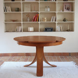 Table ronde vintage en orme massif années 80, prototype jamais produit, plateau fixe composé de six segments dessinés en pétales autour du centre, piétement central à quatre jambes larges cintrées