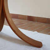 Table ronde vintage en orme massif années 80, prototype jamais produit, plateau fixe composé de six segments dessinés en pétales autour du centre, piétement central à quatre jambes larges cintrées