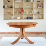 Table ronde vintage en orme massif années 80, prototype jamais produit, plateau fixe composé de six segments dessinés en pétales autour du centre, piétement central à quatre jambes larges cintrées
