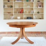 Table ronde vintage en orme massif années 80, prototype jamais produit, plateau fixe composé de six segments dessinés en pétales autour du centre, piétement central à quatre jambes larges cintrées
