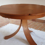 Table ronde vintage en orme massif années 80, prototype jamais produit, plateau fixe composé de six segments dessinés en pétales autour du centre, piétement central à quatre jambes larges cintrées