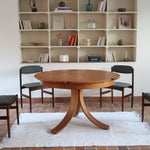 Table ronde vintage en orme massif années 80, prototype jamais produit, plateau fixe composé de six segments dessinés en pétales autour du centre, piétement central à quatre jambes larges cintrées