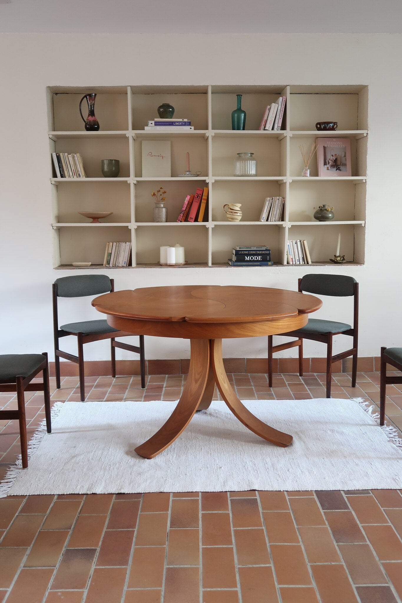 Table ronde vintage en orme massif années 80, prototype jamais produit, plateau fixe composé de six segments dessinés en pétales autour du centre, piétement central à quatre jambes larges cintrées