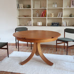 Table ronde vintage en orme massif années 80, prototype jamais produit, plateau fixe composé de six segments dessinés en pétales autour du centre, piétement central à quatre jambes larges cintrées