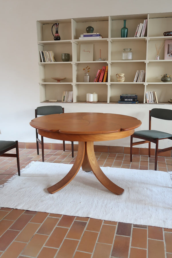 Table ronde vintage en orme massif années 80, prototype jamais produit, plateau fixe composé de six segments dessinés en pétales autour du centre, piétement central à quatre jambes larges cintrées