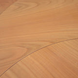 Table ronde vintage en orme massif années 80, prototype jamais produit, plateau fixe composé de six segments dessinés en pétales autour du centre, piétement central à quatre jambes larges cintrées