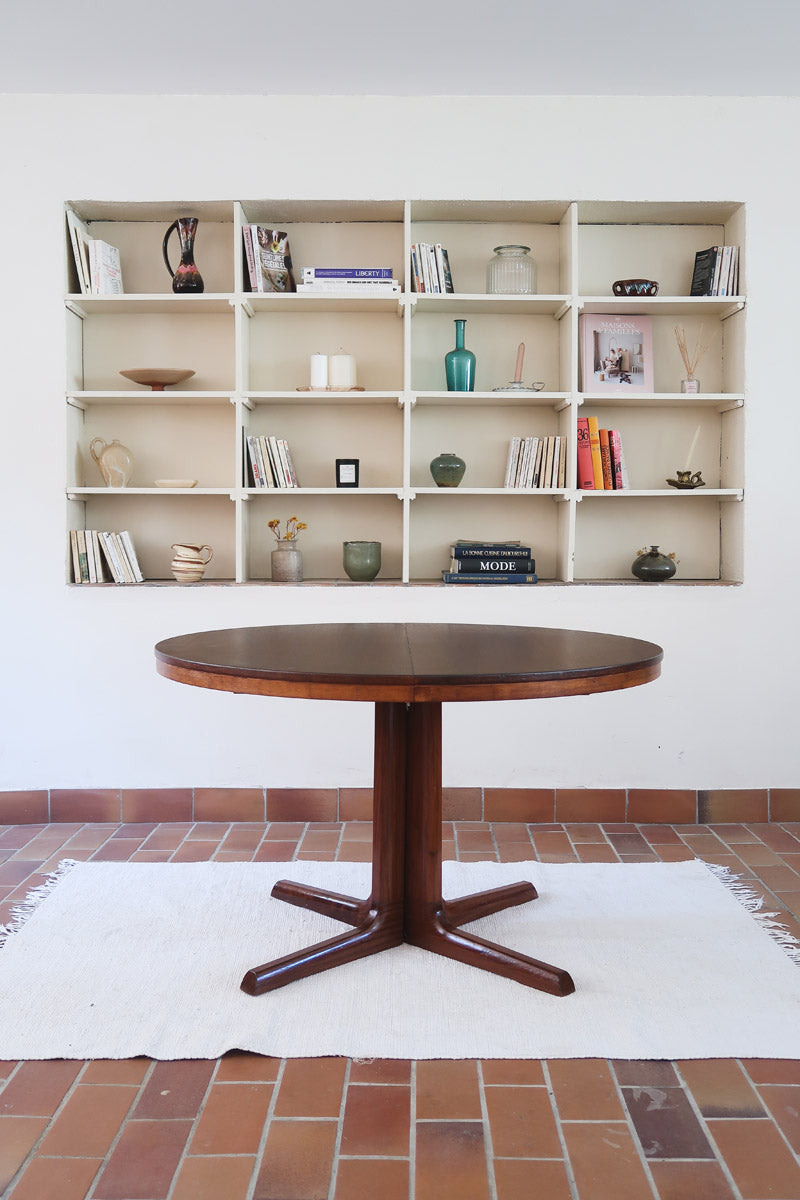 Table ronde extensible Farstrup en palissandre années 70, pied central étoile, fabrication danoise, jusqu'à 10 couverts avec rallonge