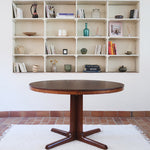 Table ronde extensible Farstrup en palissandre années 70, pied central étoile, fabrication danoise, jusqu'à 10 couverts avec rallonge
