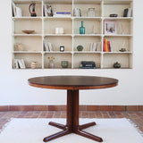 Table ronde extensible Farstrup en palissandre années 70, pied central étoile, fabrication danoise, jusqu'à 10 couverts avec rallonge