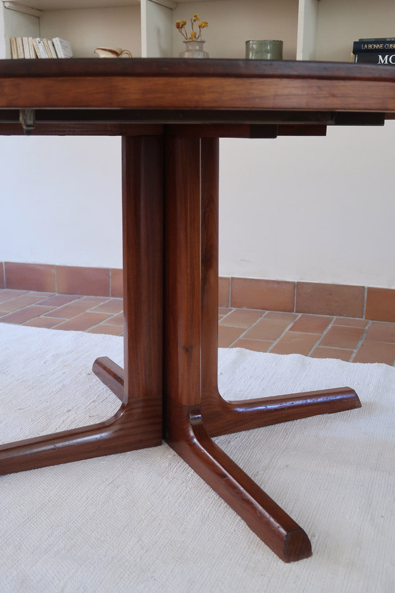 Table ronde extensible Farstrup en palissandre années 70, pied central étoile, fabrication danoise, jusqu'à 10 couverts avec rallonge