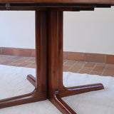 Table ronde extensible Farstrup en palissandre années 70, pied central étoile, fabrication danoise, jusqu'à 10 couverts avec rallonge