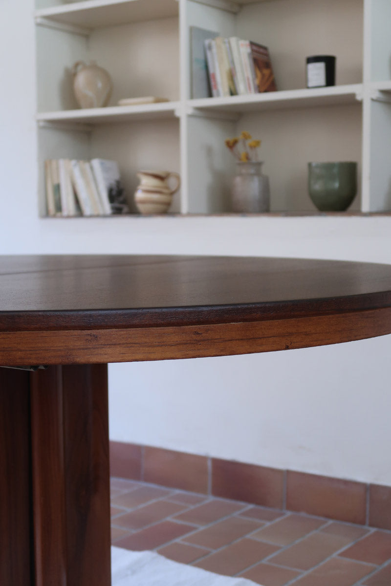 Table ronde extensible Farstrup en palissandre années 70, pied central étoile, fabrication danoise, jusqu'à 10 couverts avec rallonge