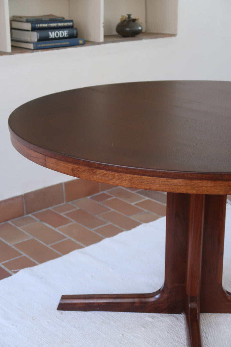 Table ronde extensible Farstrup en palissandre années 70, pied central étoile, fabrication danoise, jusqu'à 10 couverts avec rallonge