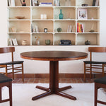 Table ronde extensible Farstrup en palissandre années 70, pied central étoile, fabrication danoise, jusqu'à 10 couverts avec rallonge