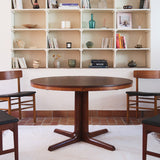 Table ronde extensible Farstrup en palissandre années 70, pied central étoile, fabrication danoise, jusqu'à 10 couverts avec rallonge