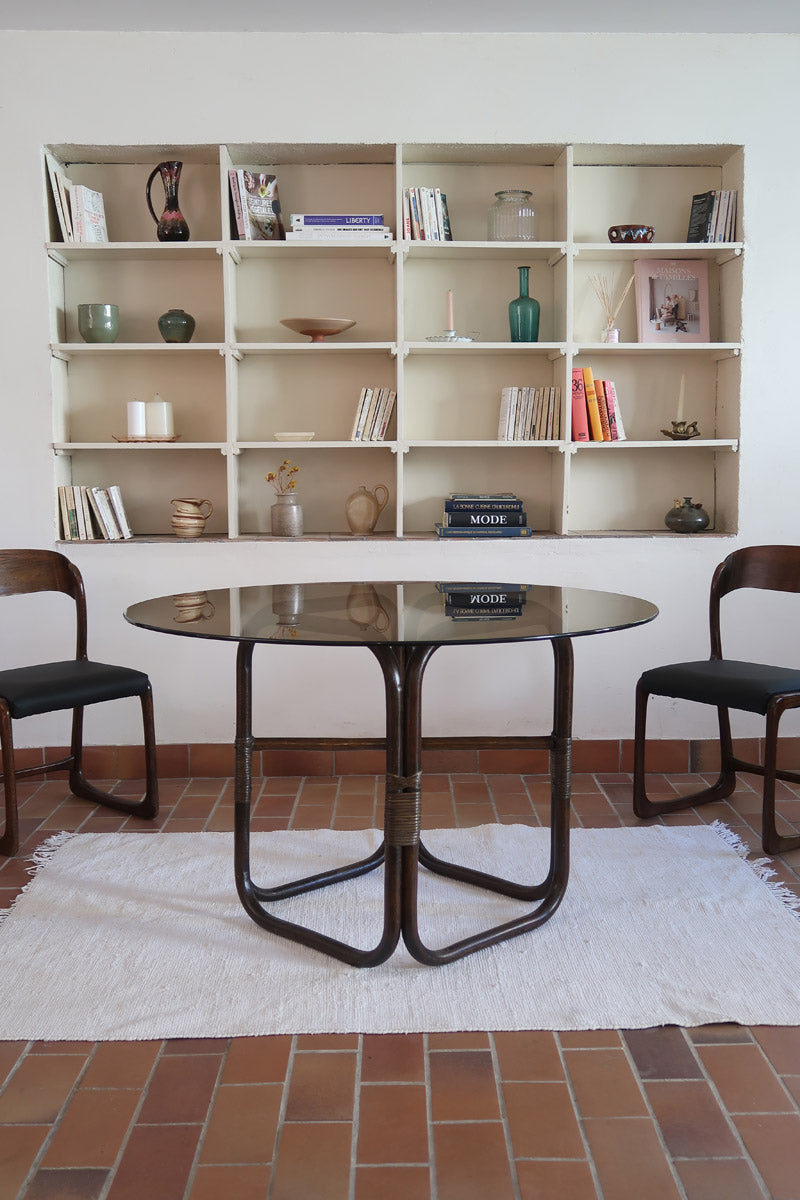 Table à manger ronde vintage années 70, piétement rotin et bambou cintré teinté foncé, ligatures rotin, plateau verre fumé