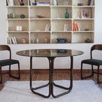 Table à manger ronde vintage années 70, piétement rotin et bambou cintré teinté foncé, ligatures rotin, plateau verre fumé