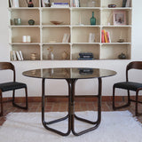 Table à manger ronde vintage années 70, piétement rotin et bambou cintré teinté foncé, ligatures rotin, plateau verre fumé