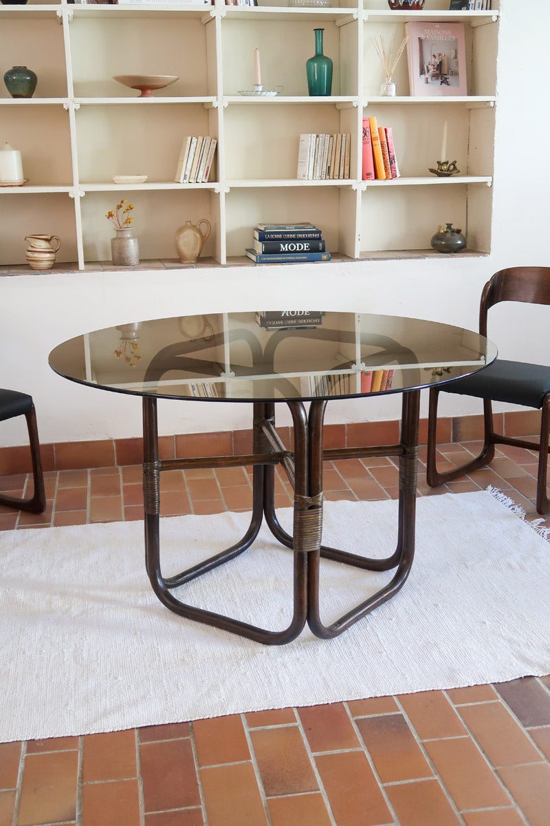 Table à manger ronde vintage années 70, piétement rotin et bambou cintré teinté foncé, ligatures rotin, plateau verre fumé