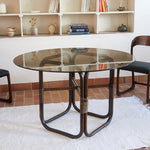 Table à manger ronde vintage années 70, piétement rotin et bambou cintré teinté foncé, ligatures rotin, plateau verre fumé