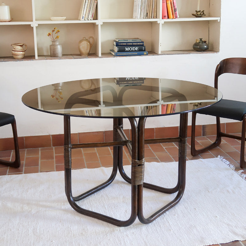 Table à manger ronde vintage années 70, piétement rotin et bambou cintré teinté foncé, ligatures rotin, plateau verre fumé