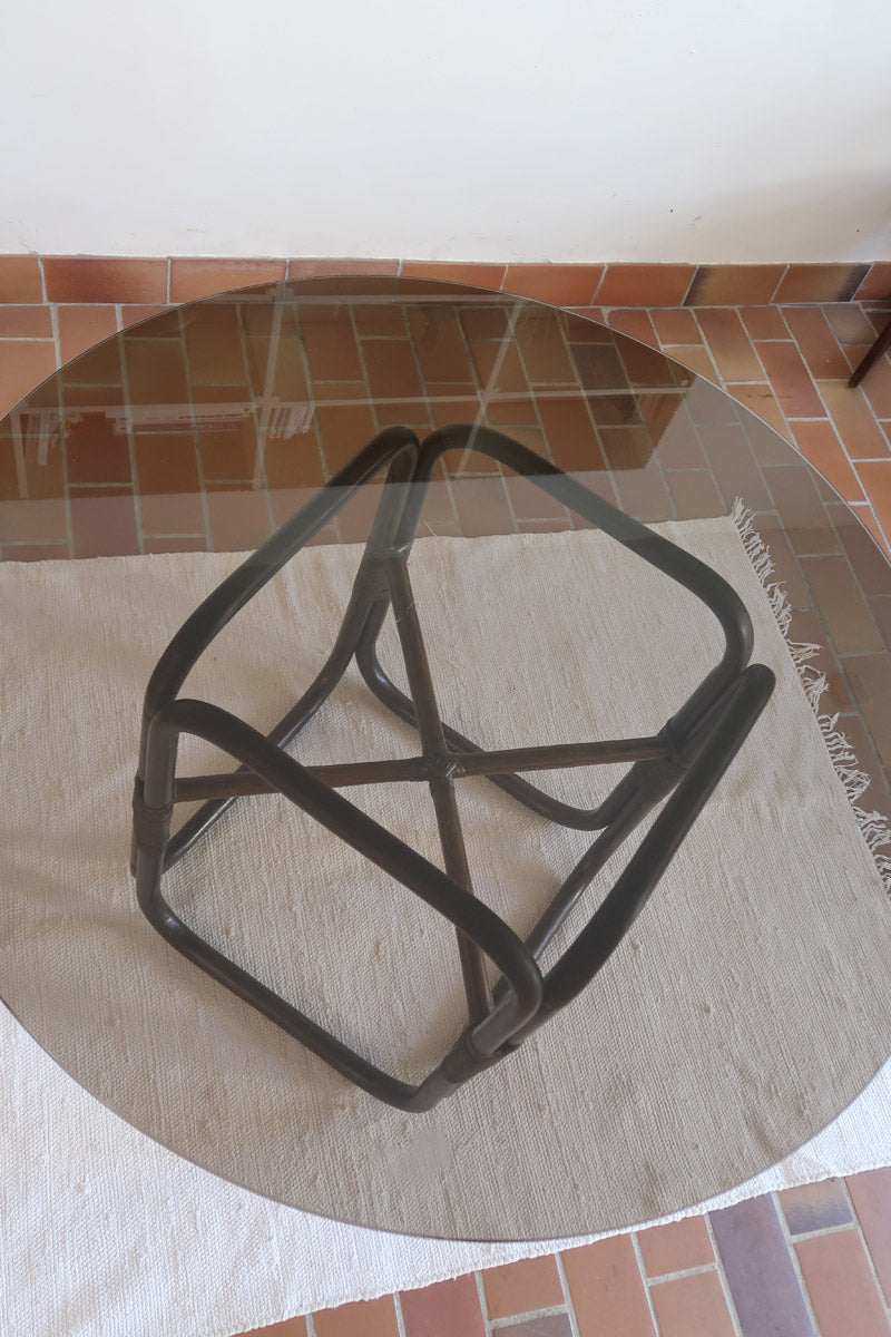 Table à manger ronde vintage années 70, piétement rotin et bambou cintré teinté foncé, ligatures rotin, plateau verre fumé