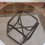 Table à manger ronde vintage années 70, piétement rotin et bambou cintré teinté foncé, ligatures rotin, plateau verre fumé
