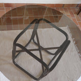 Table à manger ronde vintage années 70, piétement rotin et bambou cintré teinté foncé, ligatures rotin, plateau verre fumé