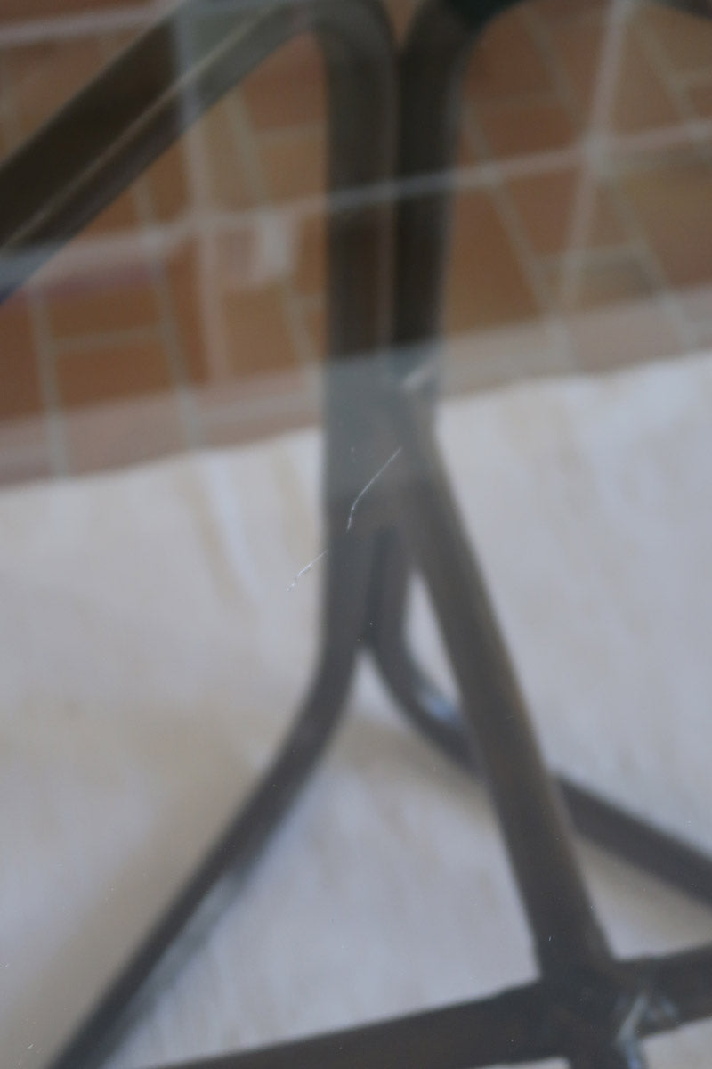 Table à manger ronde vintage années 70, piétement rotin et bambou cintré teinté foncé, ligatures rotin, plateau verre fumé