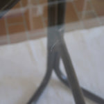 Table à manger ronde vintage années 70, piétement rotin et bambou cintré teinté foncé, ligatures rotin, plateau verre fumé