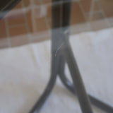 Table à manger ronde vintage années 70, piétement rotin et bambou cintré teinté foncé, ligatures rotin, plateau verre fumé