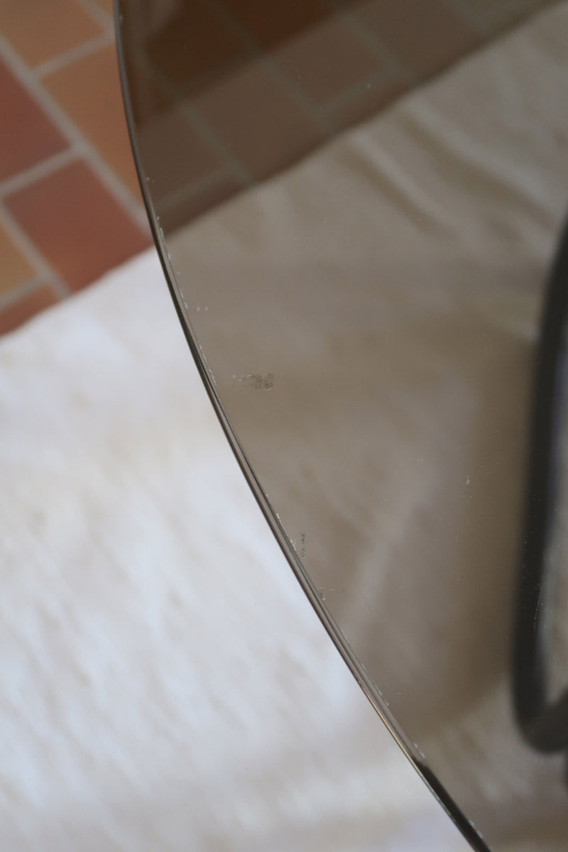 Table à manger ronde vintage années 70, piétement rotin et bambou cintré teinté foncé, ligatures rotin, plateau verre fumé